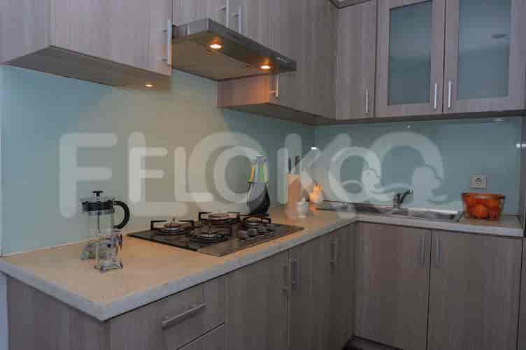 Tata letak dapur modern dengan lemari dan peralatan.