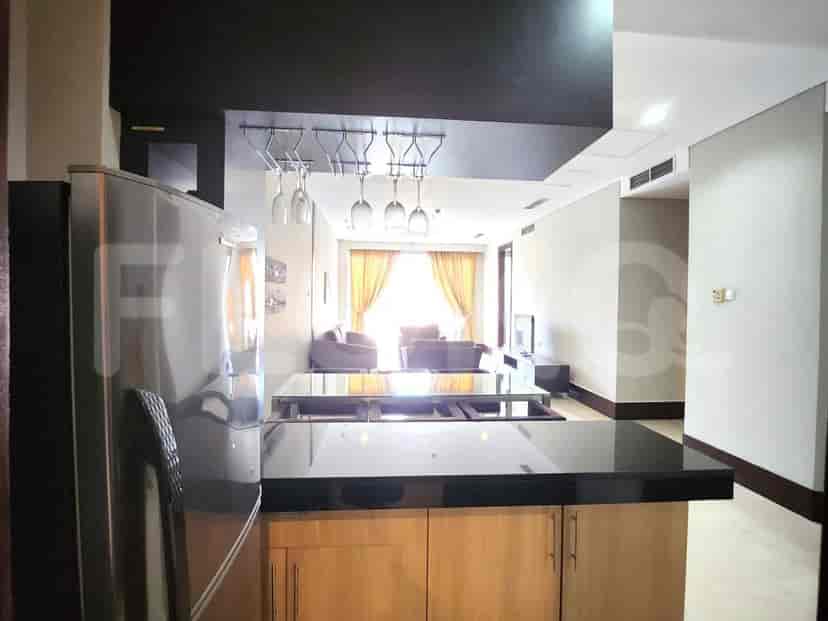 Dapur modern yang menampilkan lemari es dan meja dapur.