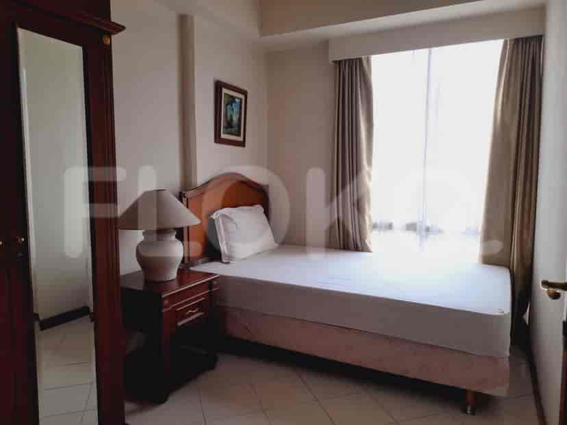 Bedroom with a single bed and wardrobe.