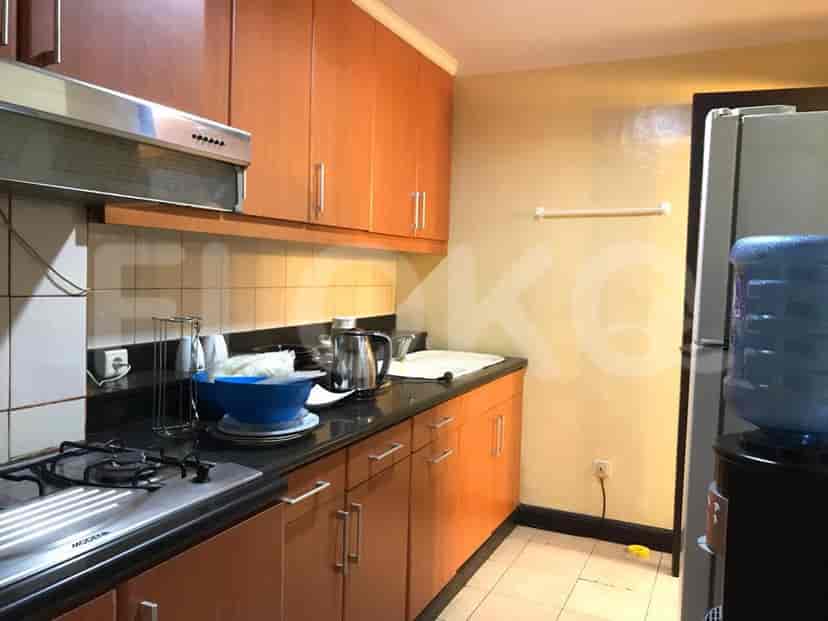 Dapur dengan lemari kayu dan peralatan.