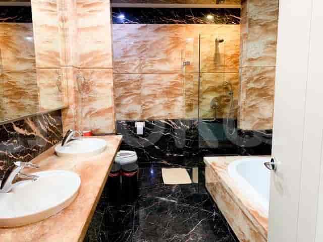 Kamar mandi mewah dengan meja rias ganda, bak mandi, dan pancuran walk-in.