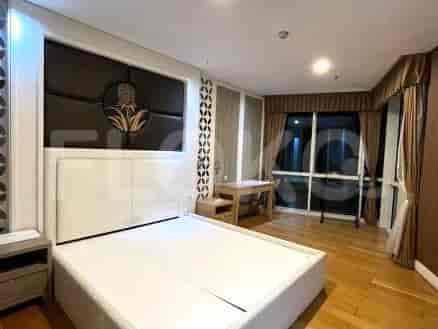 Kamar tidur lain dengan tempat tidur besar, lantai kayu dan headboard bergaya.