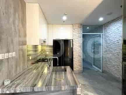 Dapur modern dengan meja ramping, peralatan stainless steel, dan desain yang fungsional.