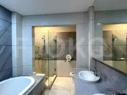 Kamar mandi mewah yang menampilkan bak mandi, pancuran, dan perlengkapan modern.