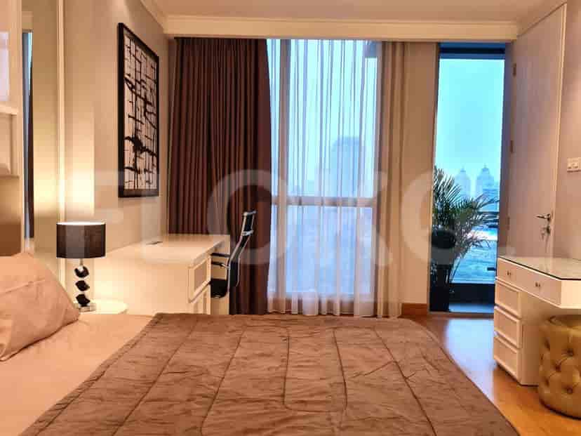 Bedroom with a desk and a view of the city.