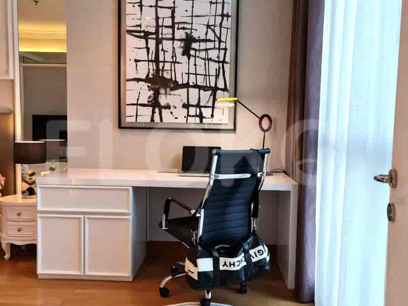 Modern office space with black chair.