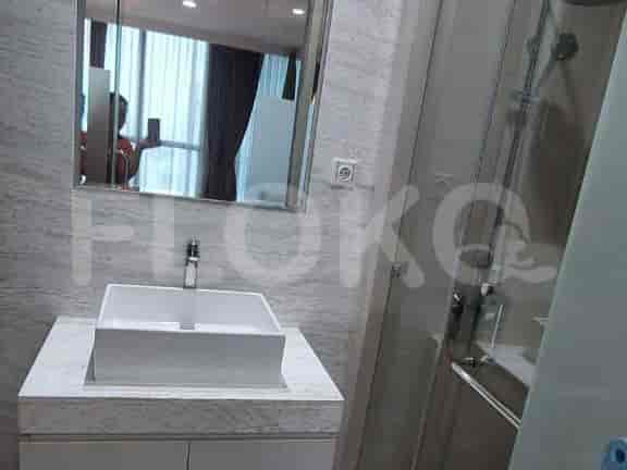 Kamar mandi dengan meja rias dan cermin.