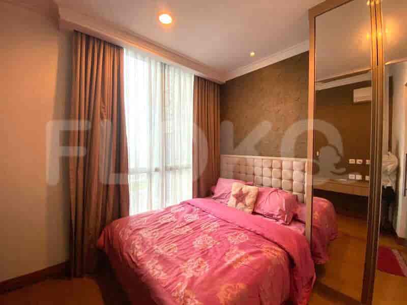 Bedroom featuring a double bed and access to the bathroom.