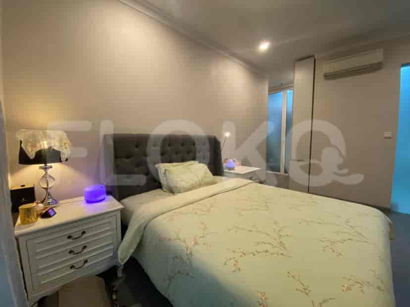 Kamar tidur dengan tempat tidur dan meja nakas.