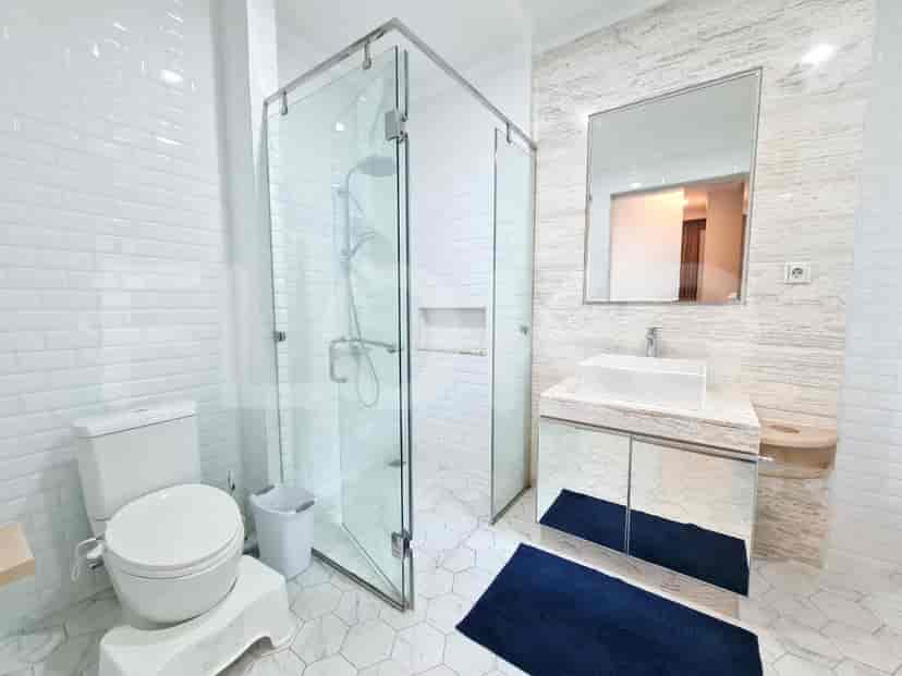 Bathroom with a shower, toilet, and sink.
