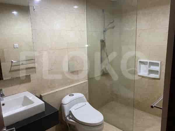 Kamar mandi dengan wastafel, toilet, dan shower.