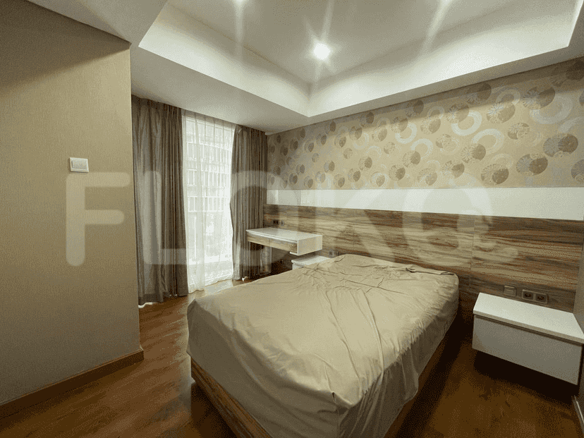 Kamar tidur dengan tempat tidur besar dan area belajar.