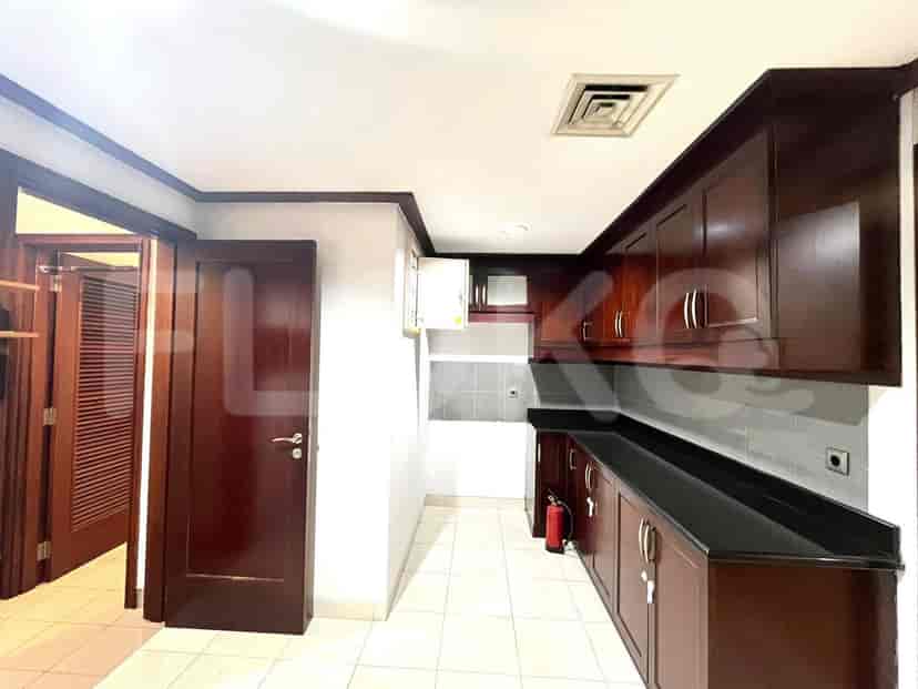 Dapur dengan lemari kayu gelap dan peralatan baja tahan karat.