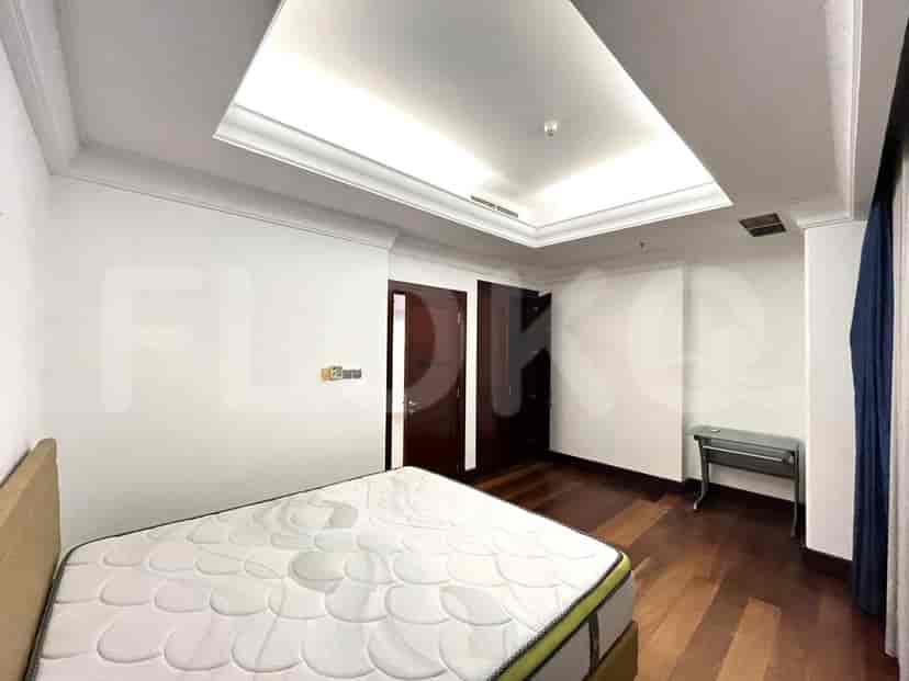 Kamar tidur dengan tempat tidur, lantai kayu, dan pintu.
