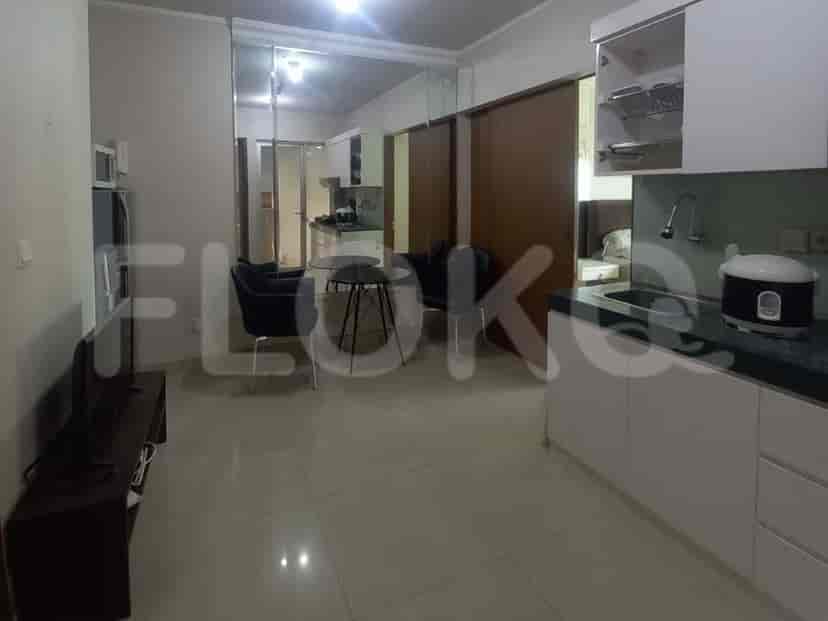 A studio apartment featuring a combined living and dining space with a kitchen in the background.