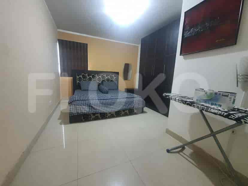 Bedroom with a double bed and built-in wardrobe.