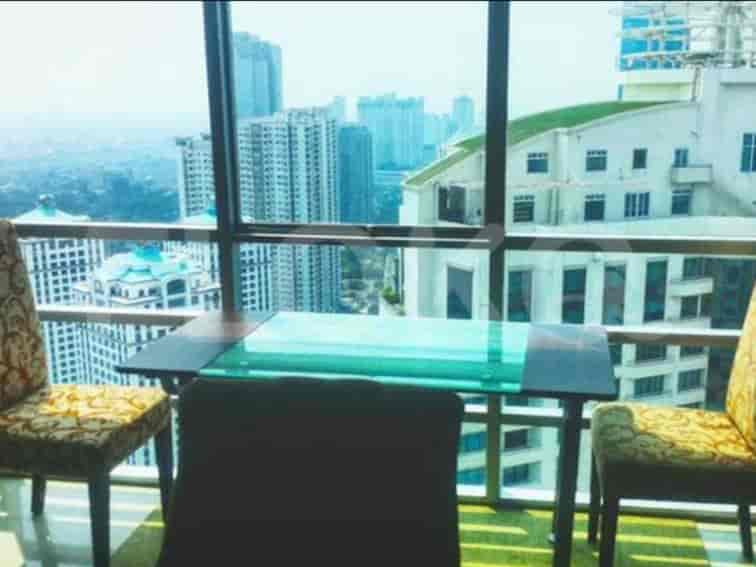 Balkon dengan meja dan pemandangan kota