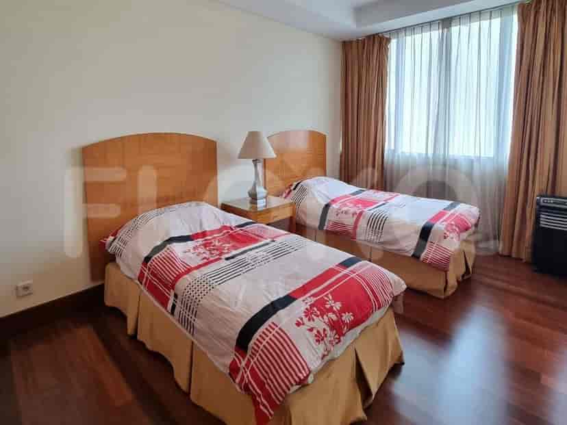 A bedroom featuring two single beds.