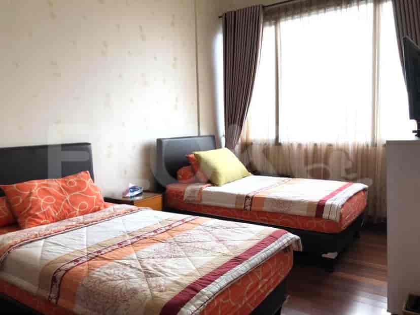 Bedroom with two single beds and a window.
