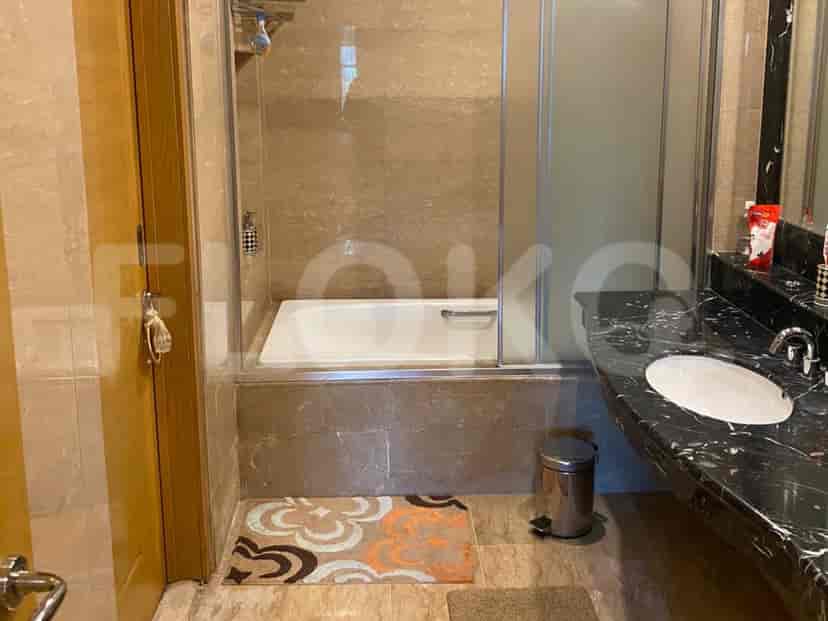 Kamar mandi dengan bak mandi, wastafel, dan shower.