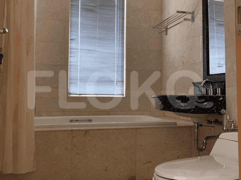 Bathroom featuring a bathtub, washbasin, and toilet.