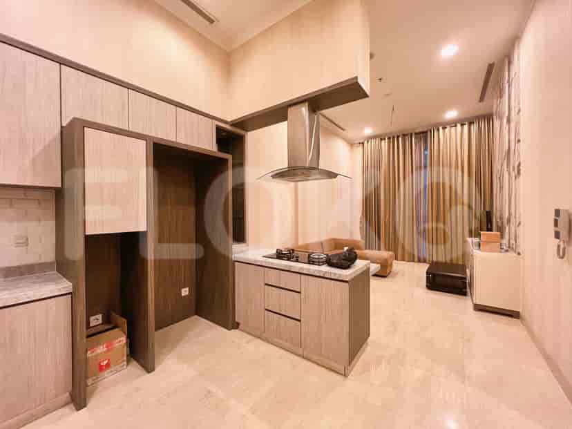 Dapur modern dengan lemari kayu, peralatan stainless steel, dan meja marmer.