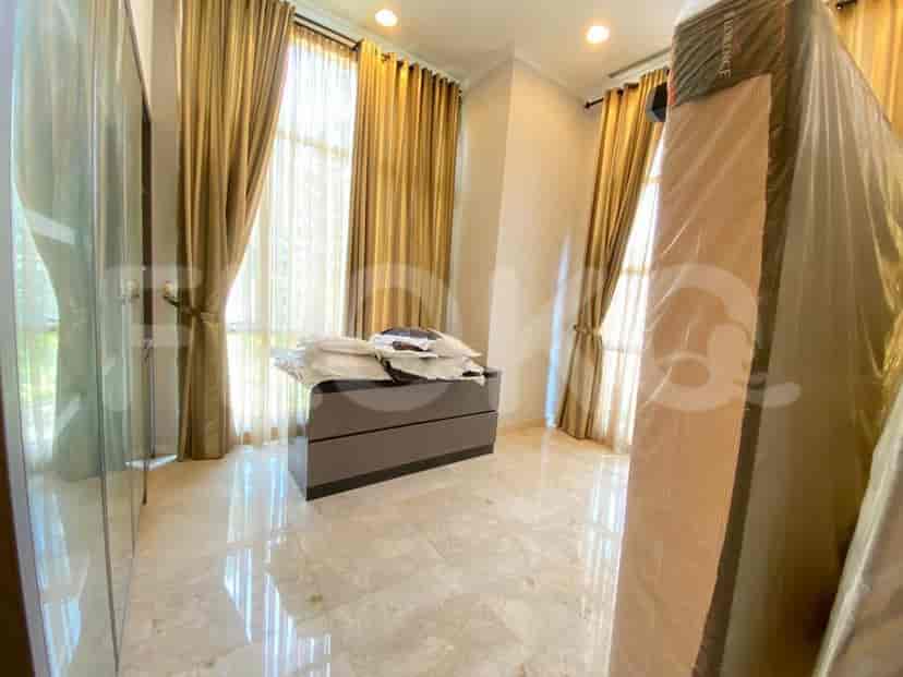 Area ruang tamu dan dapur yang digabungkan dengan desain modern.