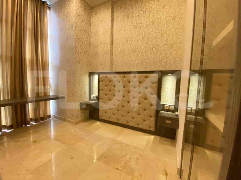 Kamar tidur modern dengan tempat tidur besar dan desain minimalis.