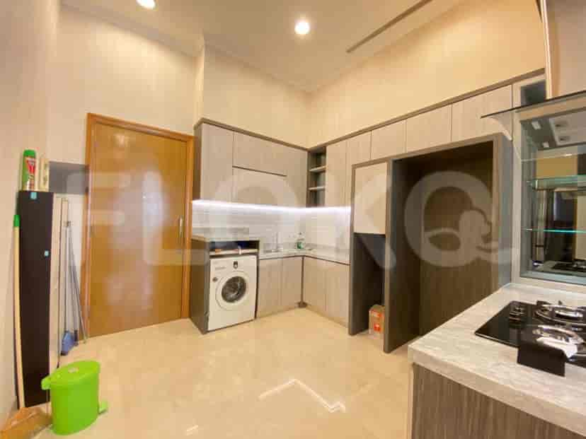 Kamar tidur luas dengan lemari geser dan jendela besar.