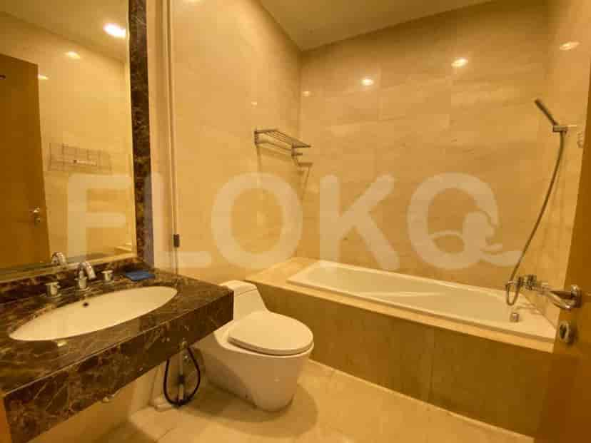 Kamar mandi mewah dengan bak mandi dan perlengkapan modern.