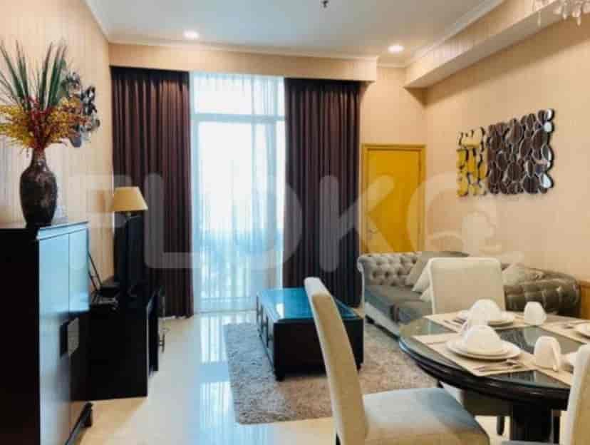 Ruang tamu dengan area makan, sofa, dan jendela besar.