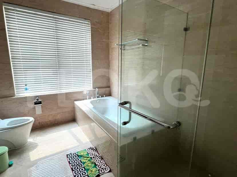 A bathroom with a bathtub.