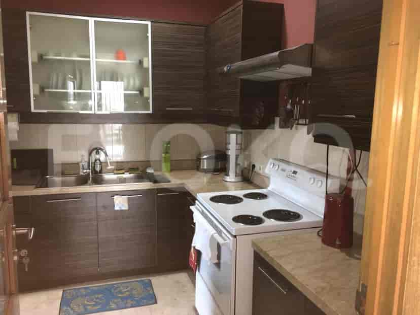 Dapur dengan lemari dan kompor listrik.