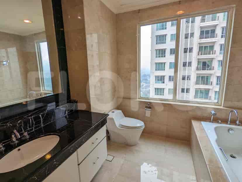 Elegant bathroom with a combination of a shower and a bathtub.