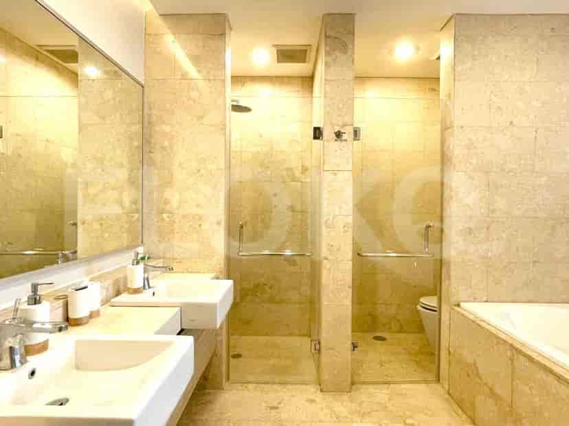 A spacious bathroom with double sinks, a shower, and a bathtub.