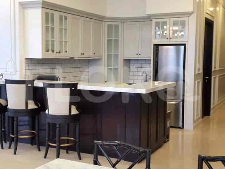 Kitchen with island and breakfast bar.