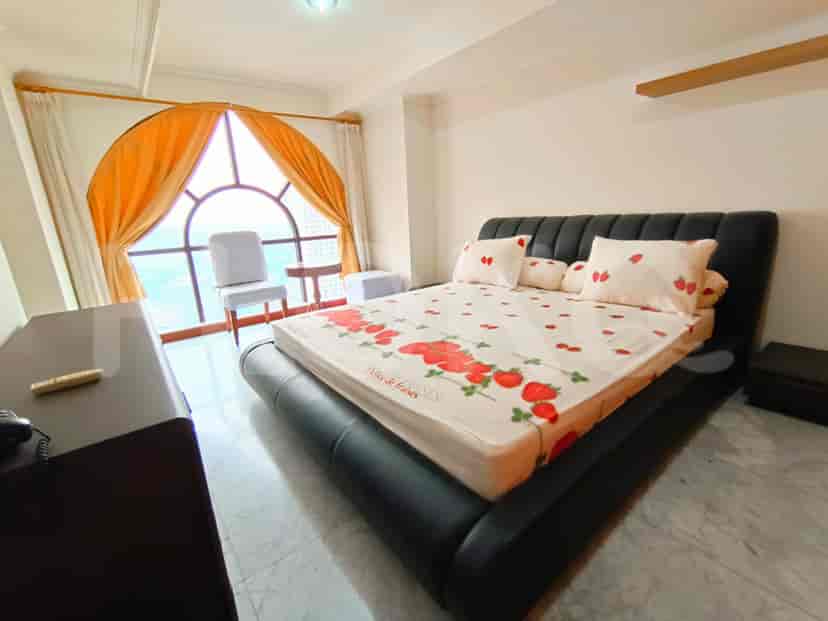 Kamar tidur dengan tempat tidur ukuran king, jendela besar.