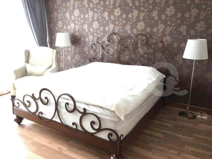Bedroom with a double bed with a decorative headboard.