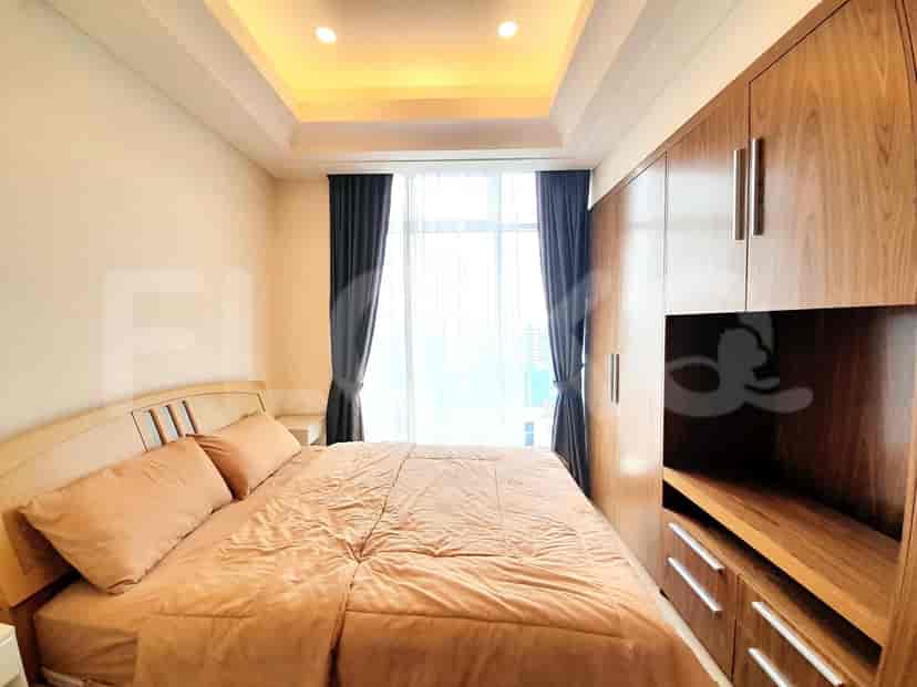 Kamar tidur dengan tempat tidur ukuran king, lemari besar, dan jendela besar.
