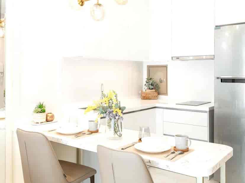 Kitchen with a breakfast bar and a dining area.