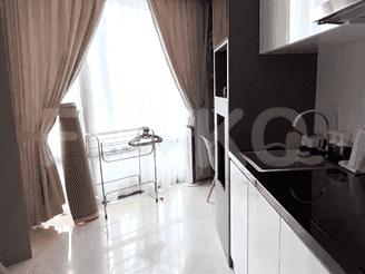 Pemandangan ke area dapur dekat jendela.