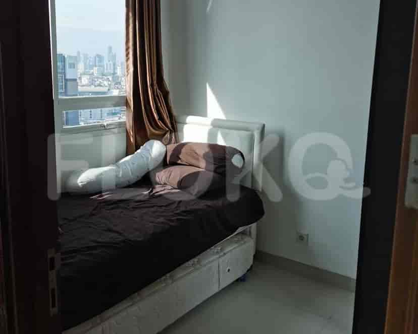 Kamar tidur dengan tempat tidur menghadap pemandangan kota.