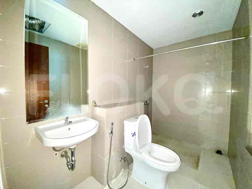 Kamar mandi dengan wastafel, toilet, dan shower.