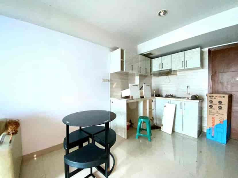 Dapur kecil dengan meja dan bangku.