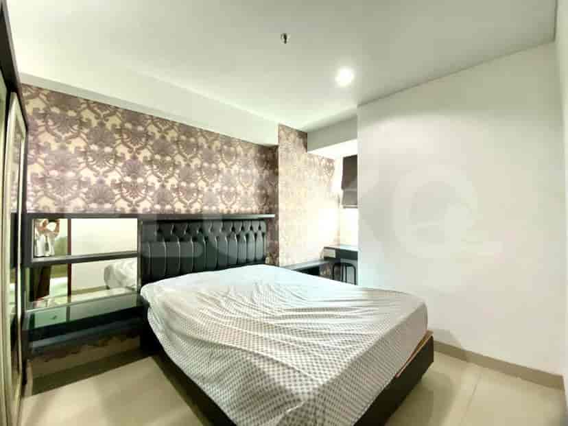 Kamar tidur yang dirancang dengan baik yang menampilkan tempat tidur king dan wallpaper yang menarik.