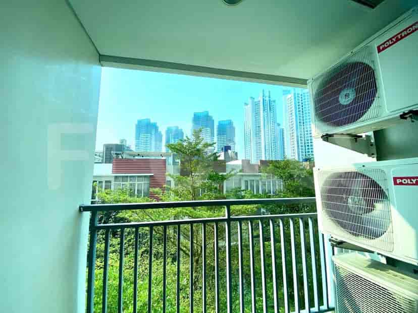 Balkon dengan pemandangan kota dan unit pendingin udara.
