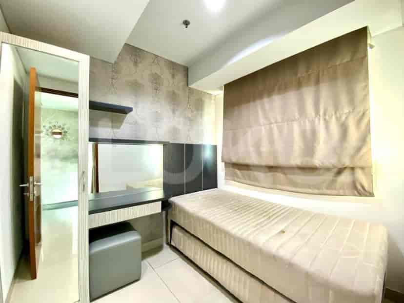 Kamar tidur bergaya dengan tempat tidur single dan meja rias.
