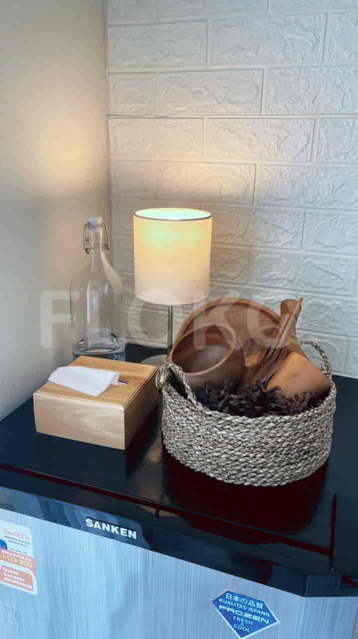 Meja dapur dengan peralatan dan lampu.