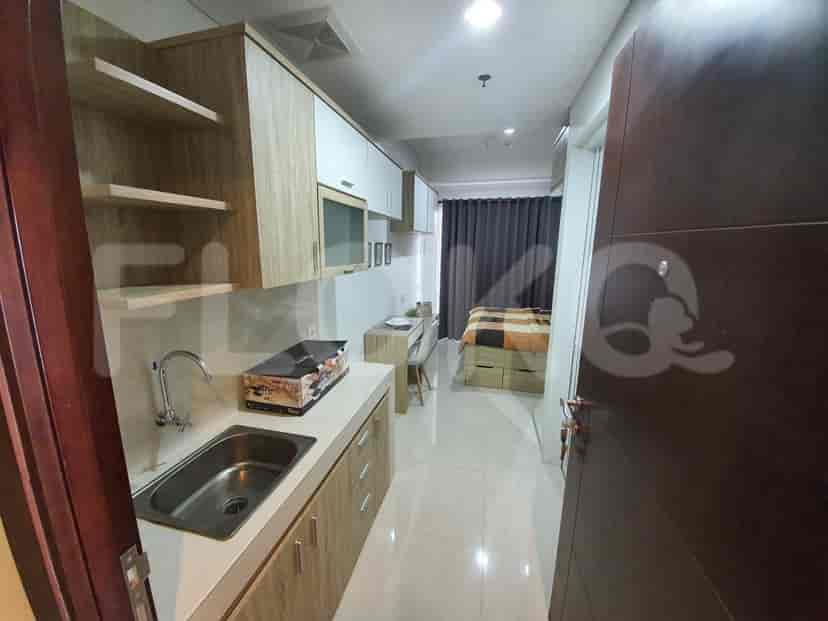 Dapur kecil dengan lemari atas dan bawah, dan wastafel.
