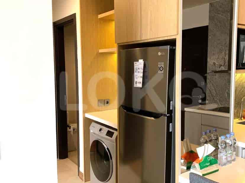 Kamar mandi modern dengan meja rias ganda dan cermin besar.